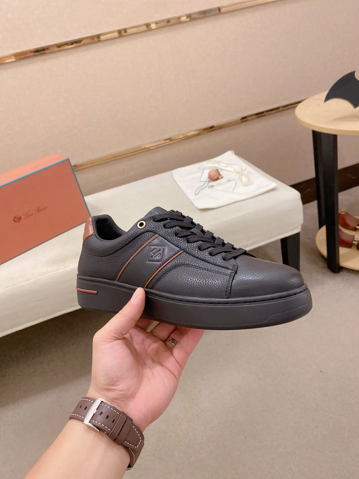 Men's shoes💰: 580💰🔥𝐥𝐨𝐫𝐨 𝐏𝐢𝐚𝐧𝐚 lp classic loafers, an Italian treasure brand, the only brand that can match Hermès! Only after wearing it do we realize that we can’t live up to our feet. The upper is made of imported first-layer cowhide with breathable fly-knit fabric, water-dyed cowhide foot pads, and the official original glass rubber outsole and pendant. Exclusive original packaging (tag ➕ brand paper ➕ outer box ➕ hand bag) code number: 38-44. Can be customized 45-46